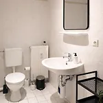 Zentrale Wohnung, 2 Betten,vollmoebliert,nahe Btu,balkon- Parkpkatz Auf Anfrage 公寓 *