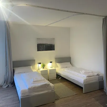 Zentrale Wohnung, 2 Betten,vollmoebliert,nahe Btu,balkon- Parkpkatz Auf Anfrage Apartment *