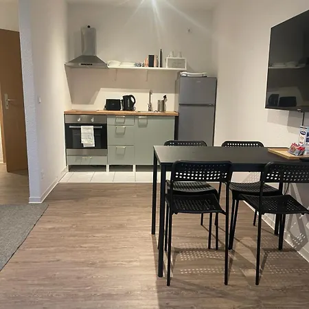 Zentrale Wohnung, 2 Betten,vollmoebliert,nahe Btu,balkon- Parkpkatz Auf Anfrage