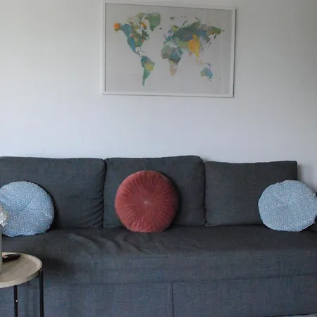 Lägenhet Zentrale Wohnung, 2 Betten,vollmoebliert,nahe Btu,balkon- Parkpkatz Auf Anfrage Cottbus