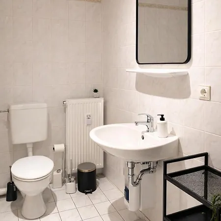 Zentrale Wohnung, 2 Betten,vollmoebliert,nahe Btu,balkon- Parkpkatz Auf Anfrage Apartamento *