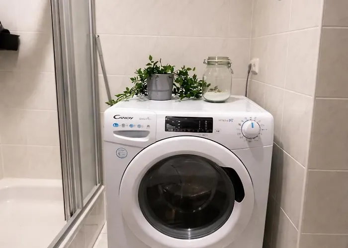 Zentrale Wohnung, 2 Betten,vollmoebliert,nahe Btu,balkon- Parkpkatz Auf Anfrage * קוטבוס