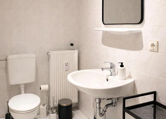 Zentrale Wohnung, 2 Betten,vollmoebliert,nahe Btu,balkon- Parkpkatz Auf Anfrage Lejlighed *