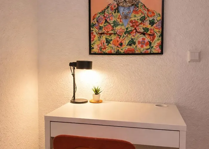 Zentrale Wohnung, 2 Betten,vollmoebliert,nahe Btu,balkon- Parkpkatz Auf Anfrage *